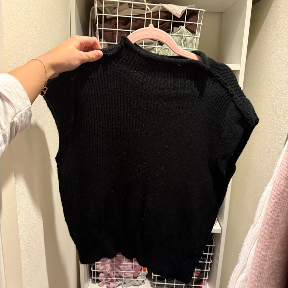 Black Sleeveless Women's Sweater
